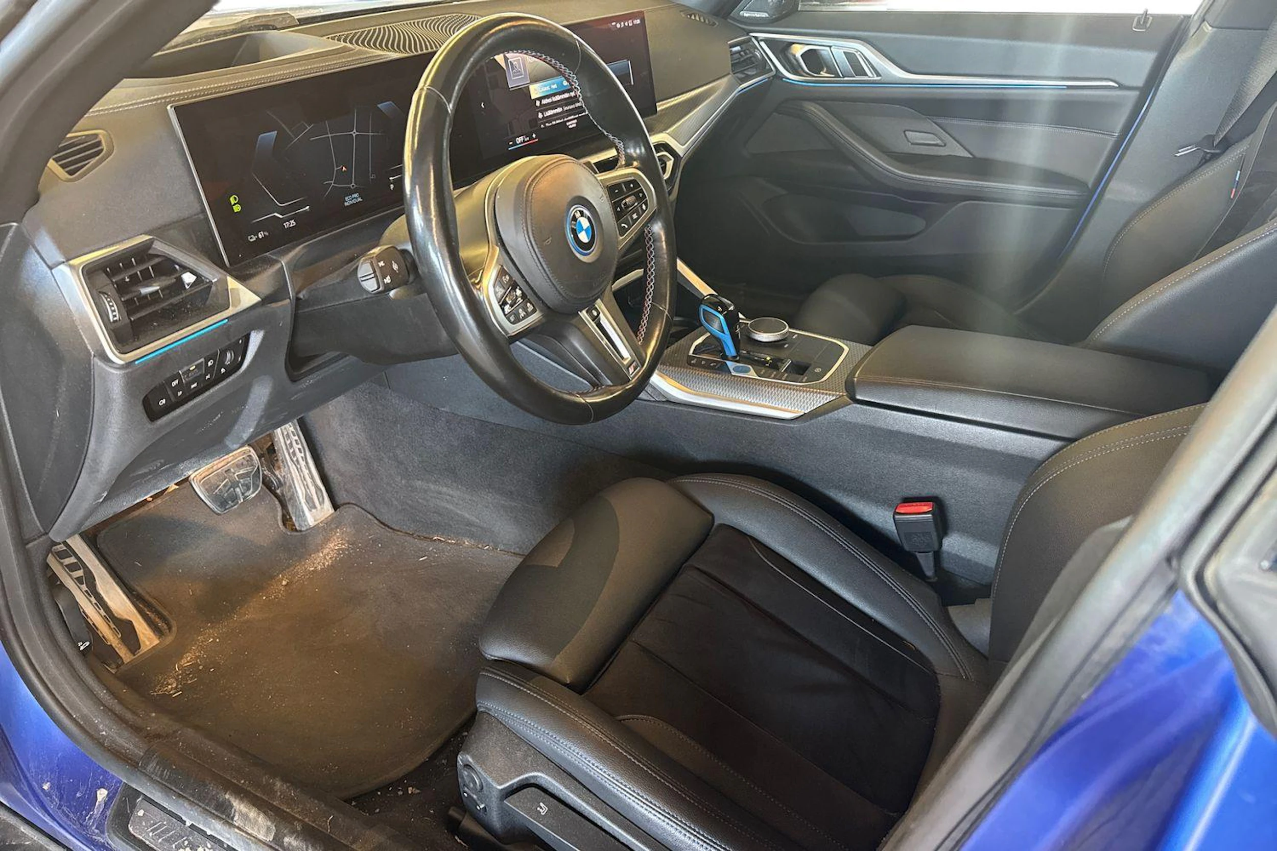 sininen BMW i4 2022 kuva 3.