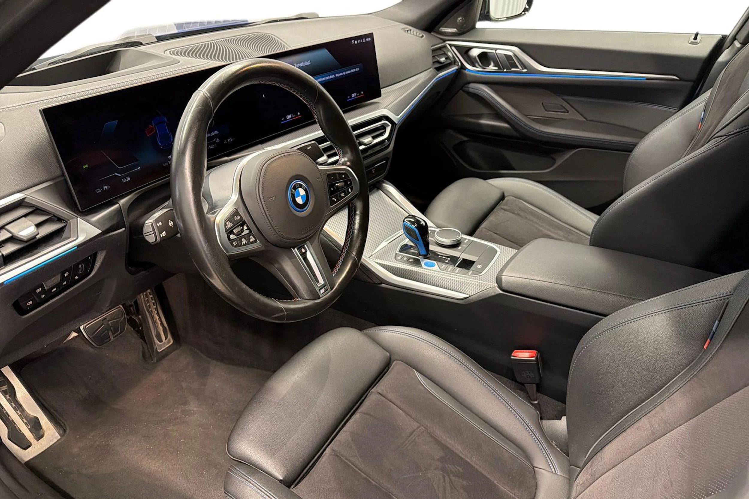 sininen BMW i4 2023 kuva 8.