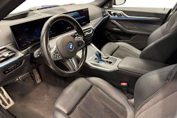 sininen BMW i4 2023 kuva 8.