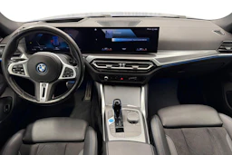 sininen BMW i4 2023 kuva 9.