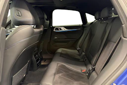 sininen BMW i4 2023 kuva 11.