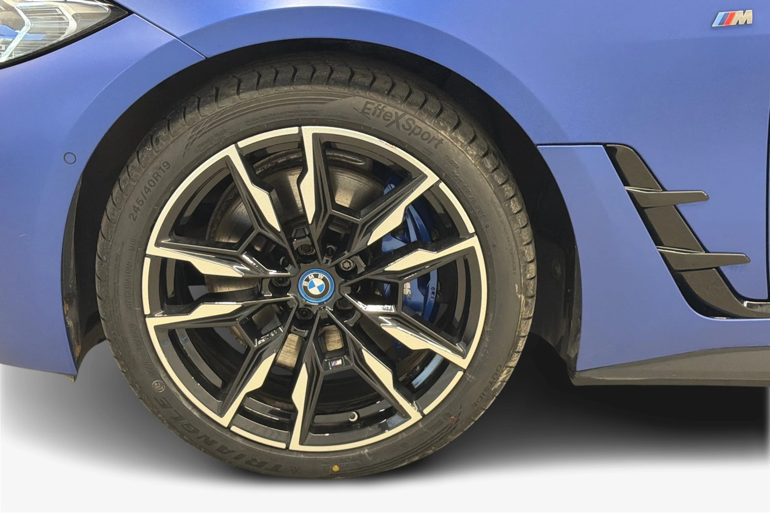 sininen BMW i4 2023 kuva 12.