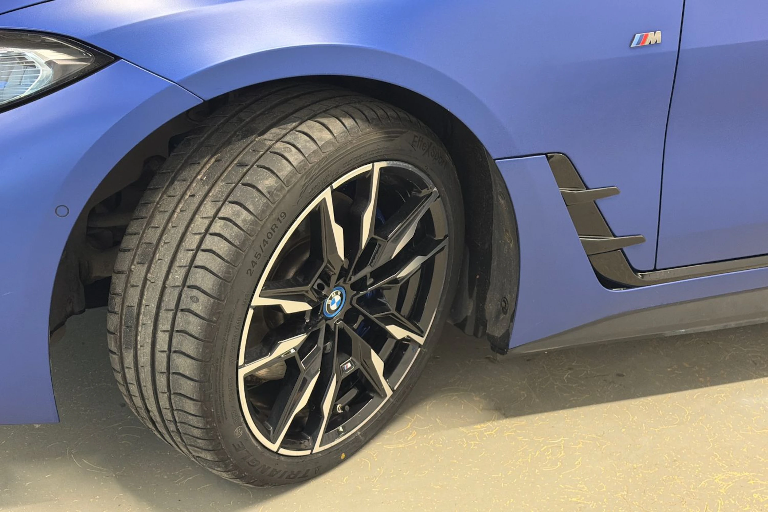 sininen BMW i4 2023 kuva 13.
