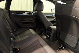 sininen BMW i4 2023 kuva 16.