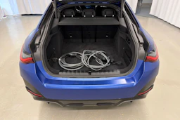 sininen BMW i4 2023 kuva 17.