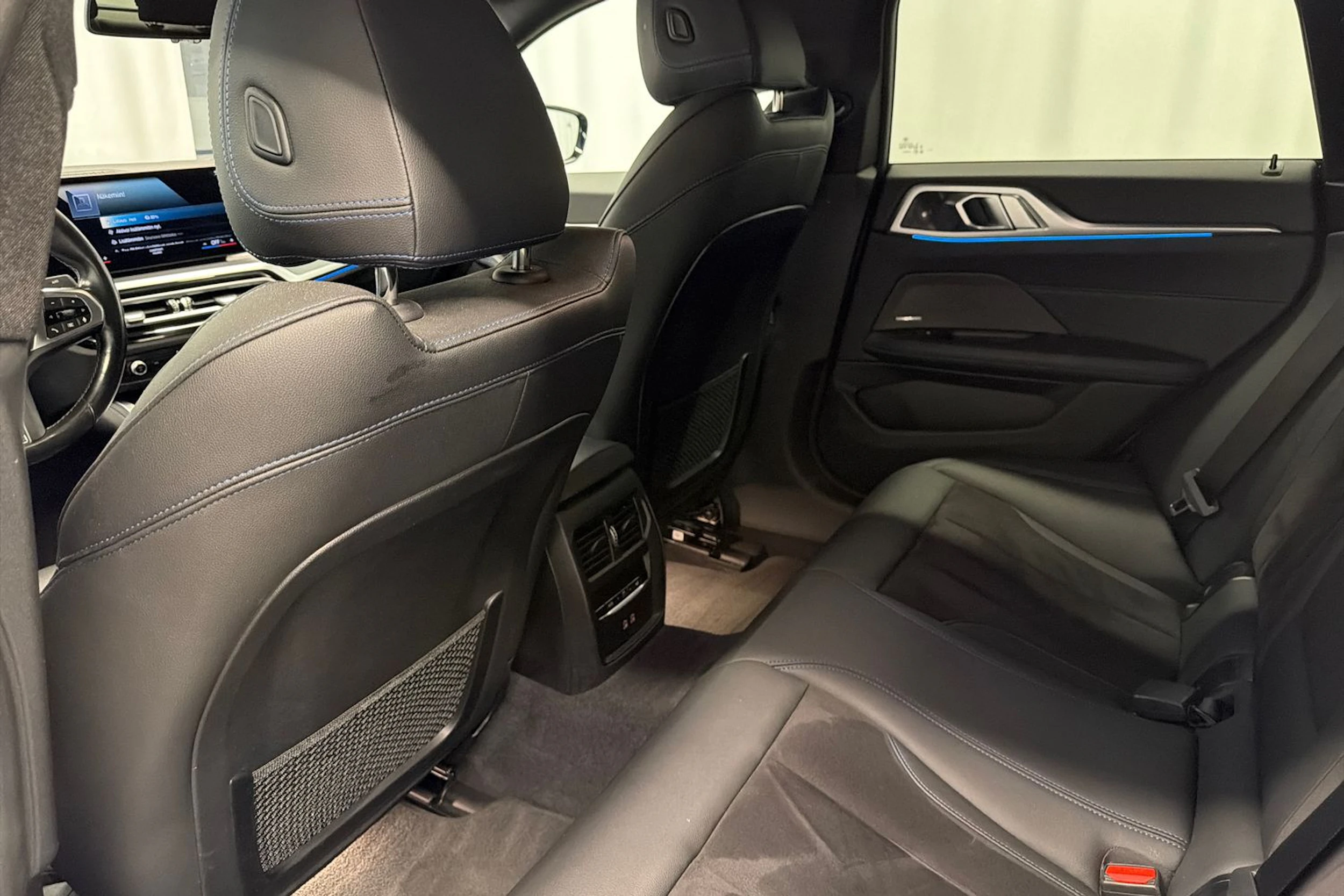 sininen BMW i4 2023 kuva 21.