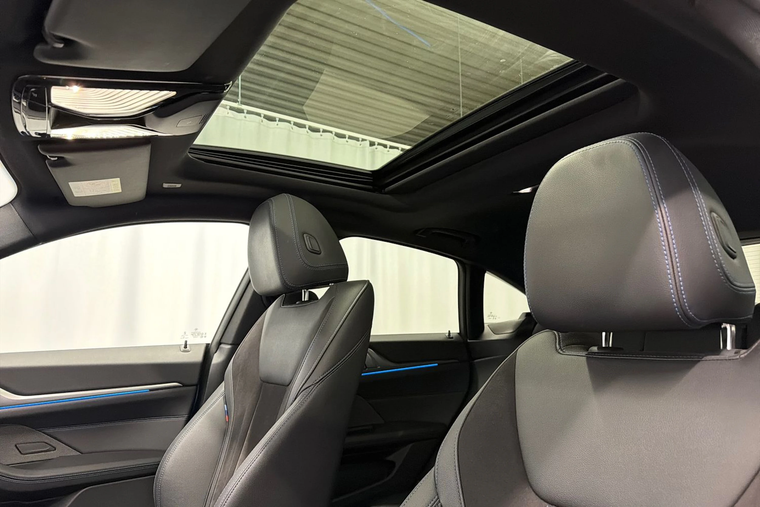 sininen BMW i4 2023 kuva 22.