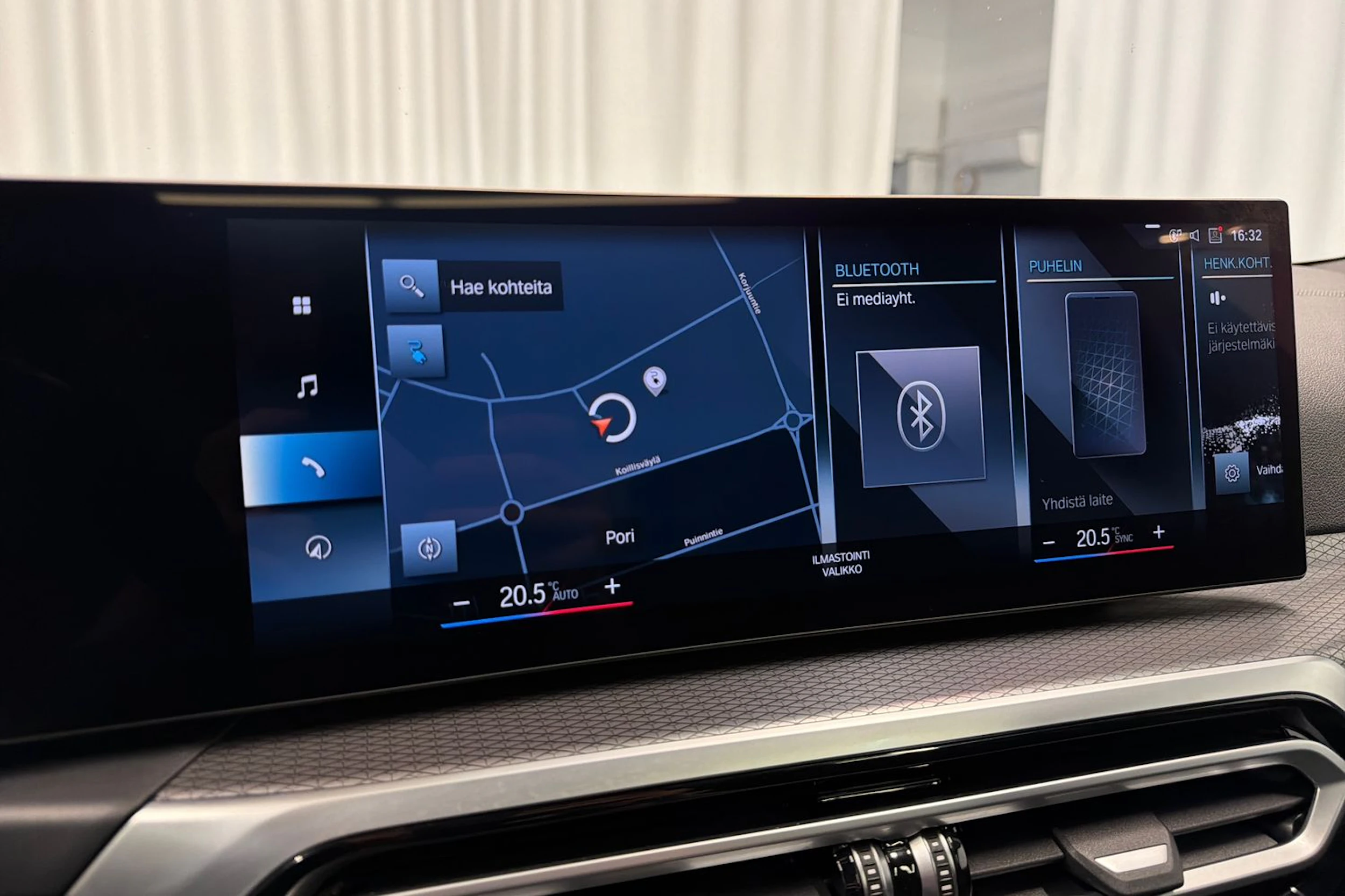 sininen BMW i4 2023 kuva 27.