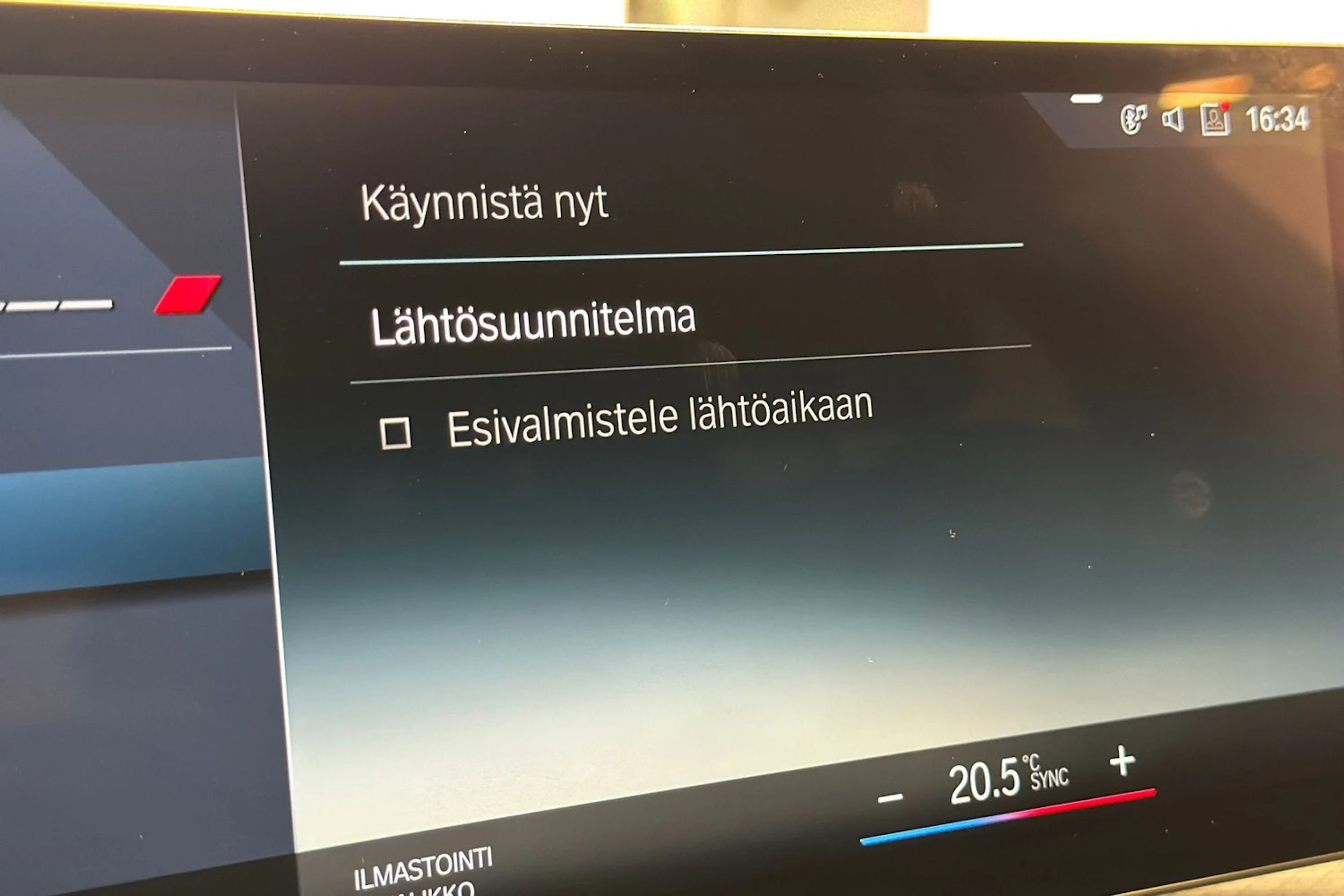 sininen BMW i4 2023 kuva 32.