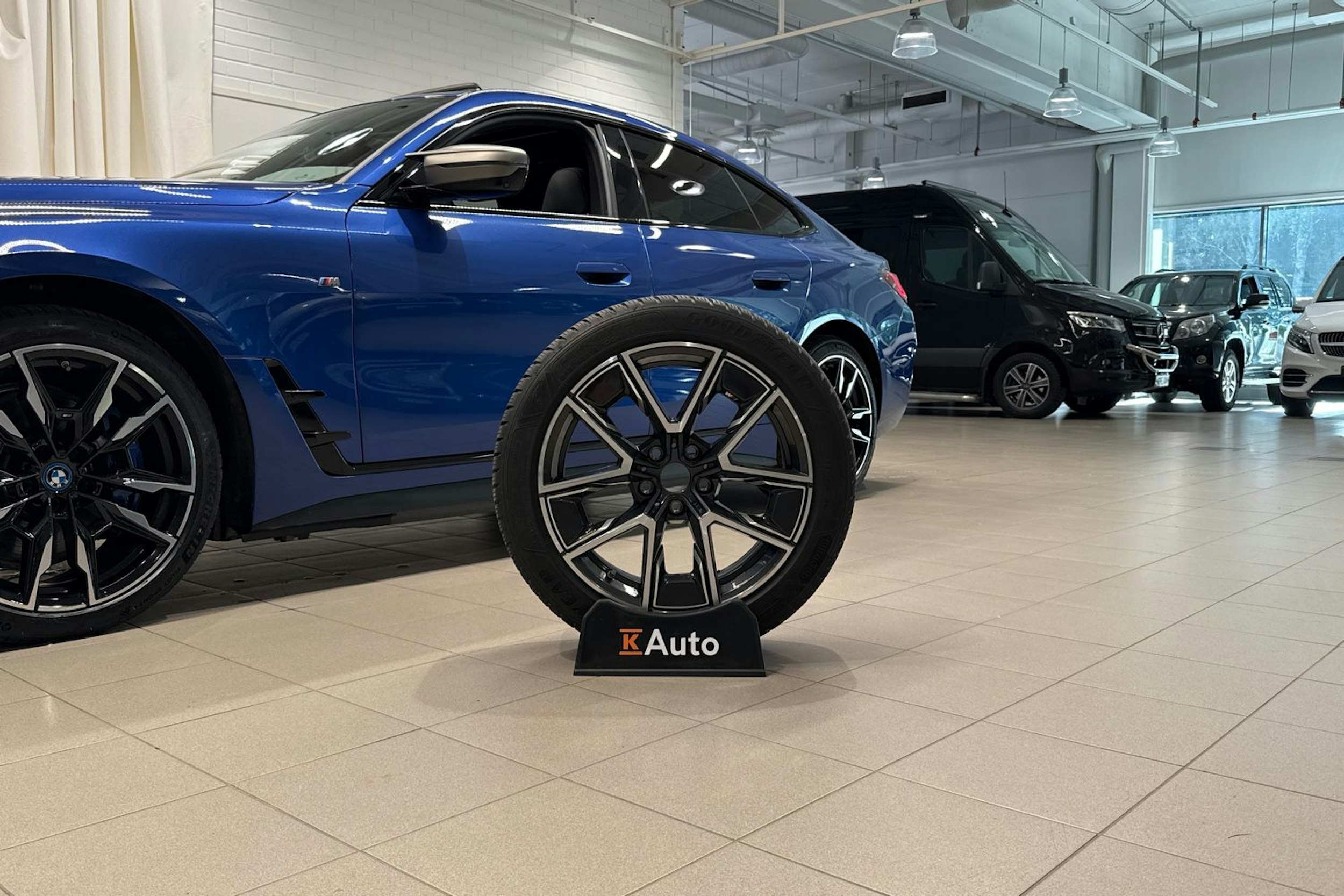 Sininen BMW i4 M50 2022 kuva 13.