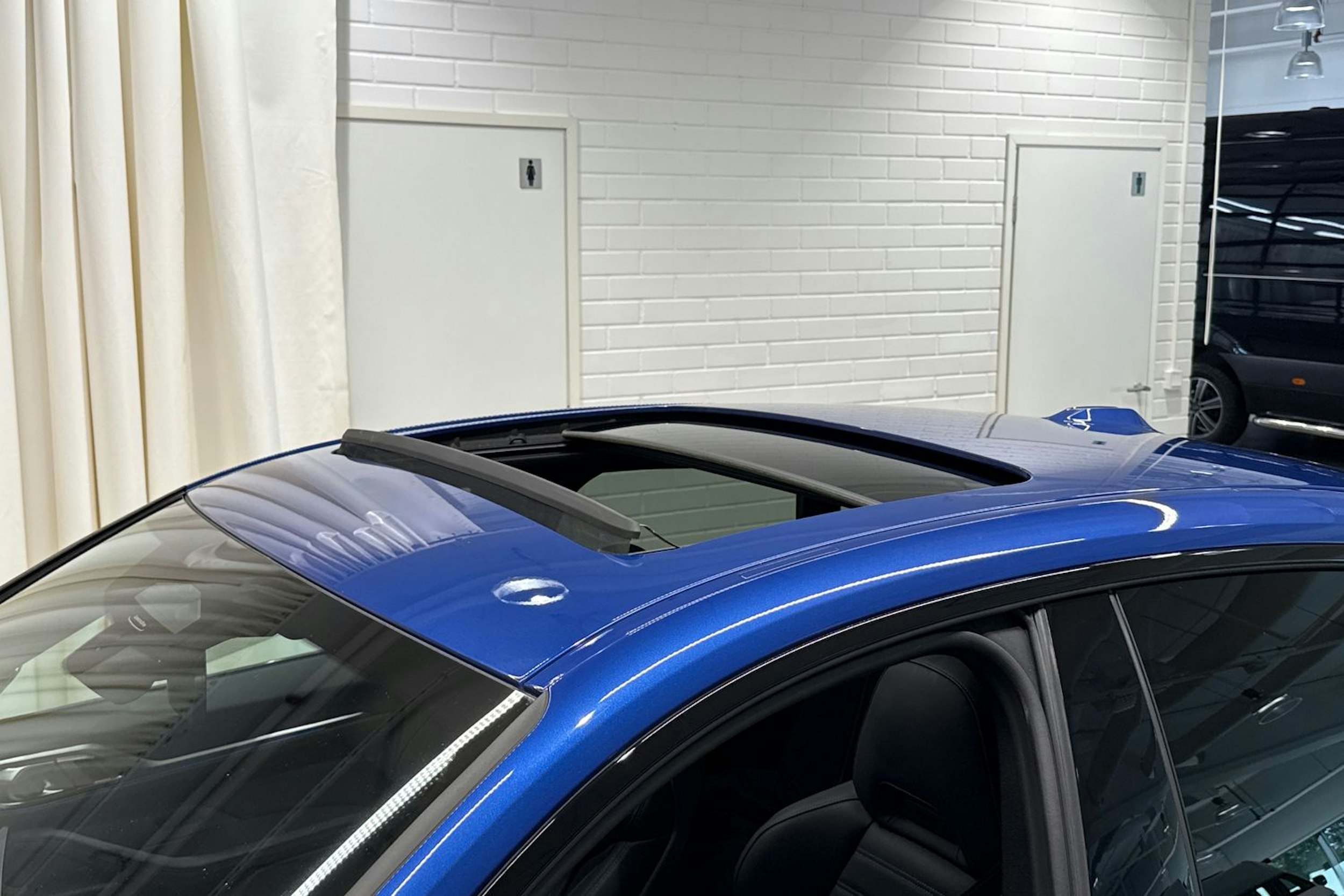Sininen BMW i4 M50 2022 kuva 35.