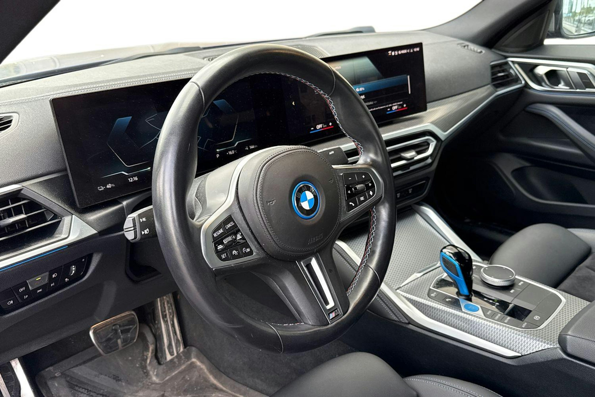 sininen BMW i4 M50 2023 kuva 3.