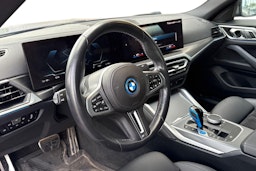 sininen BMW i4 M50 2023 kuva 3.