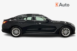 musta BMW i4 2023 kuva 5.
