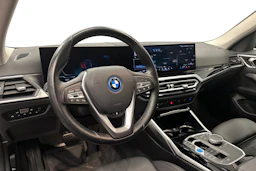 musta BMW i4 2023 kuva 6.