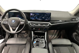 musta BMW i4 2023 kuva 7.