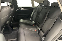 musta BMW i4 2023 kuva 8.