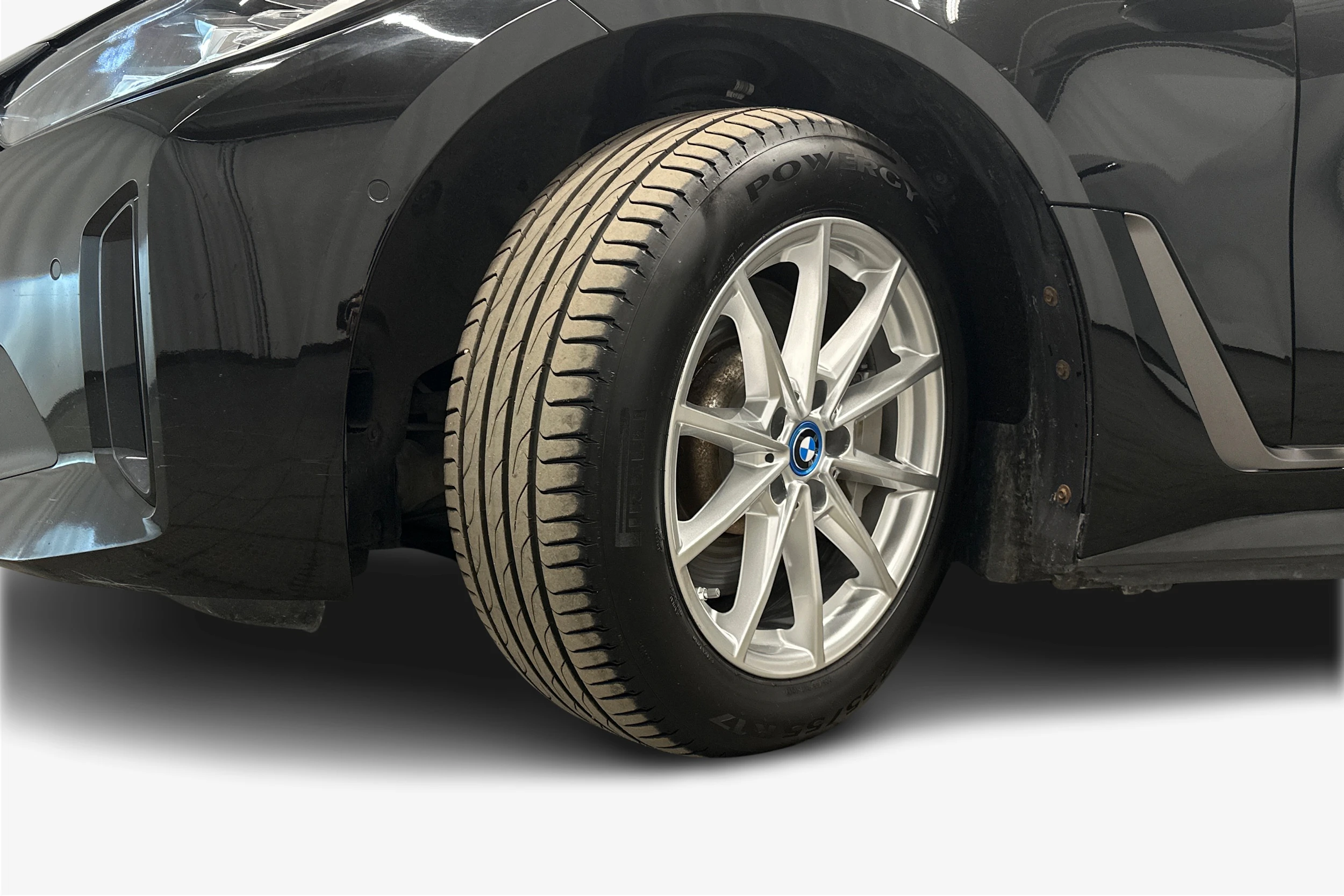 musta BMW i4 2023 kuva 9.