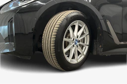musta BMW i4 2023 kuva 9.
