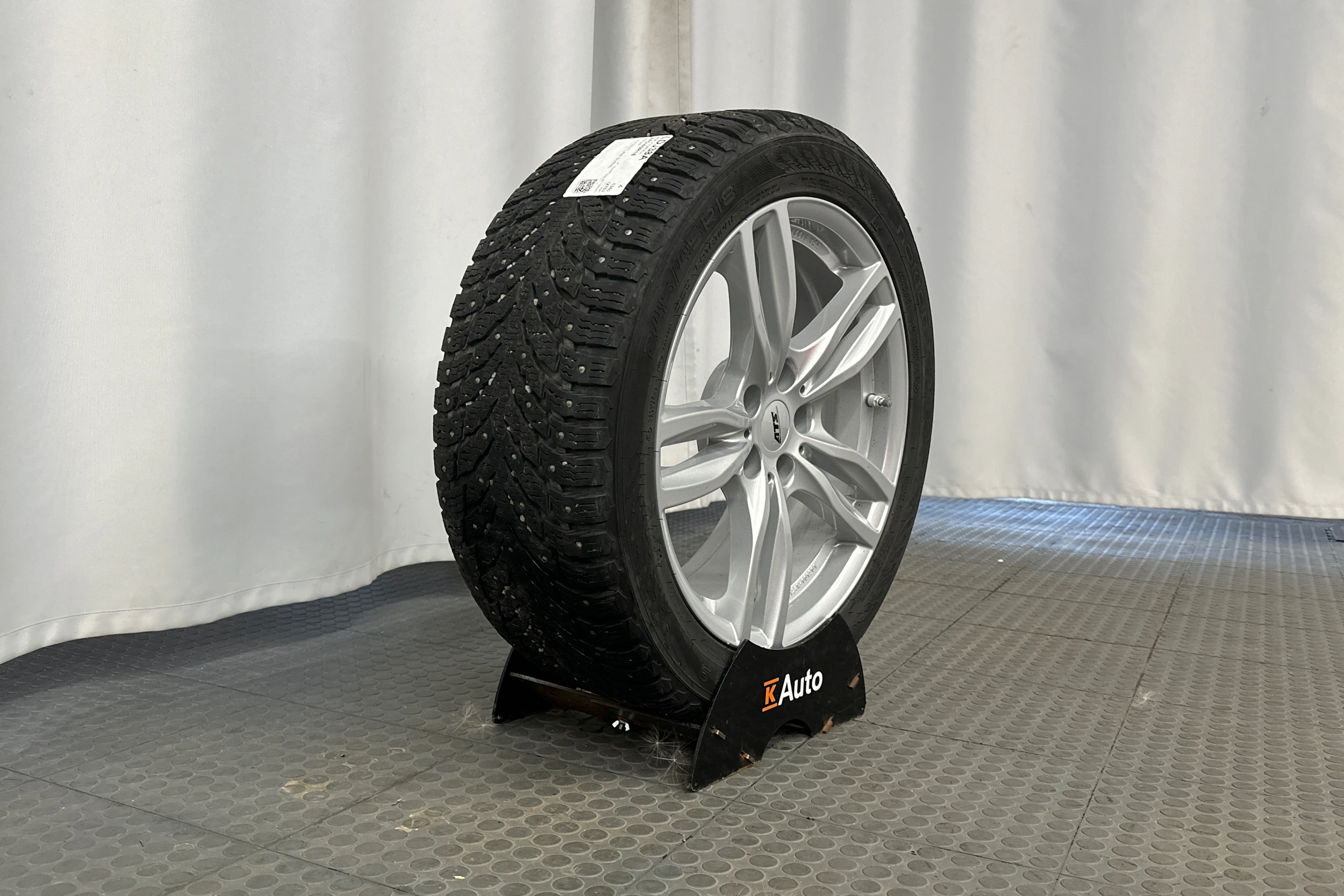 musta BMW i4 2023 kuva 10.