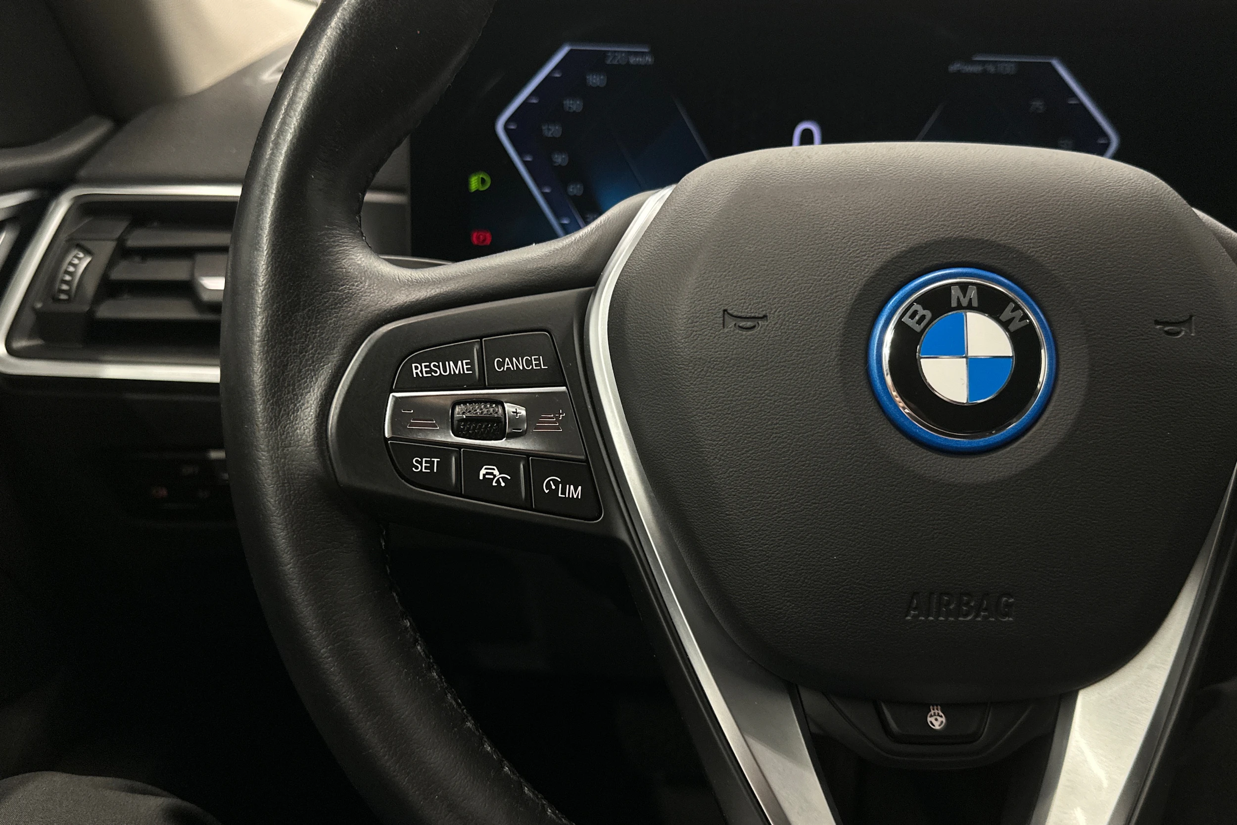 musta BMW i4 2023 kuva 11.