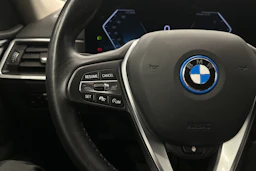musta BMW i4 2023 kuva 11.