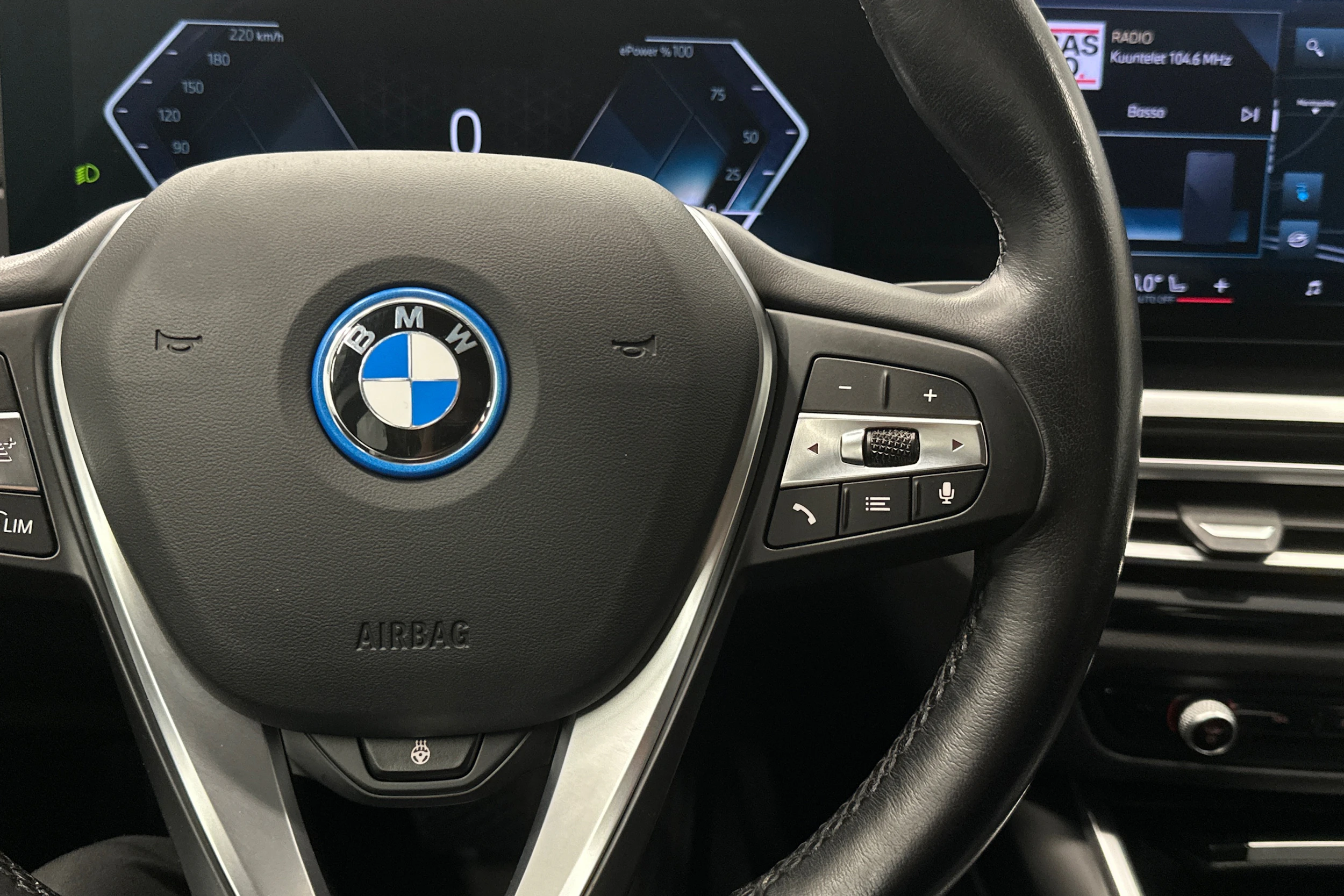 musta BMW i4 2023 kuva 12.