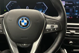 musta BMW i4 2023 kuva 12.