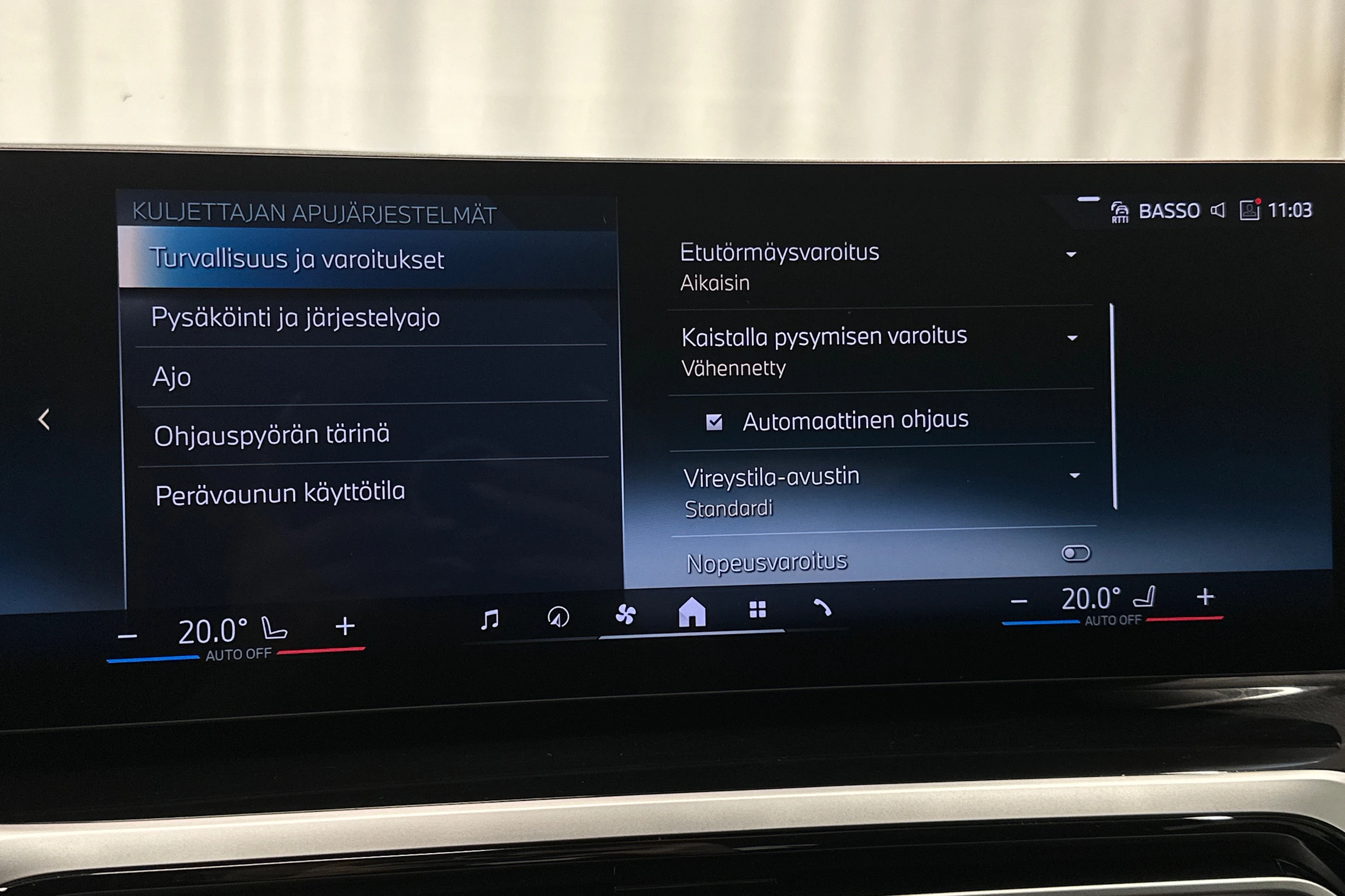 musta BMW i4 2023 kuva 22.