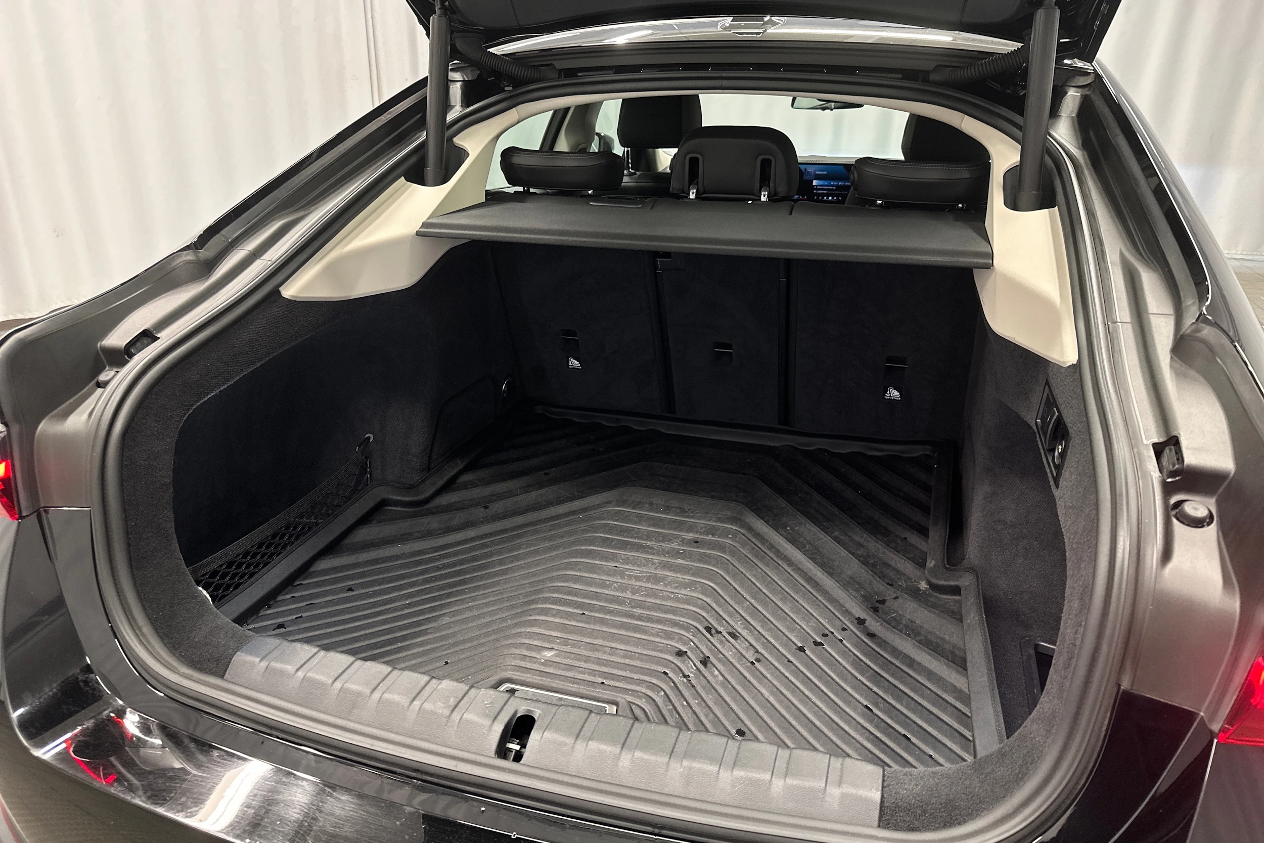 musta BMW i4 2023 kuva 35.