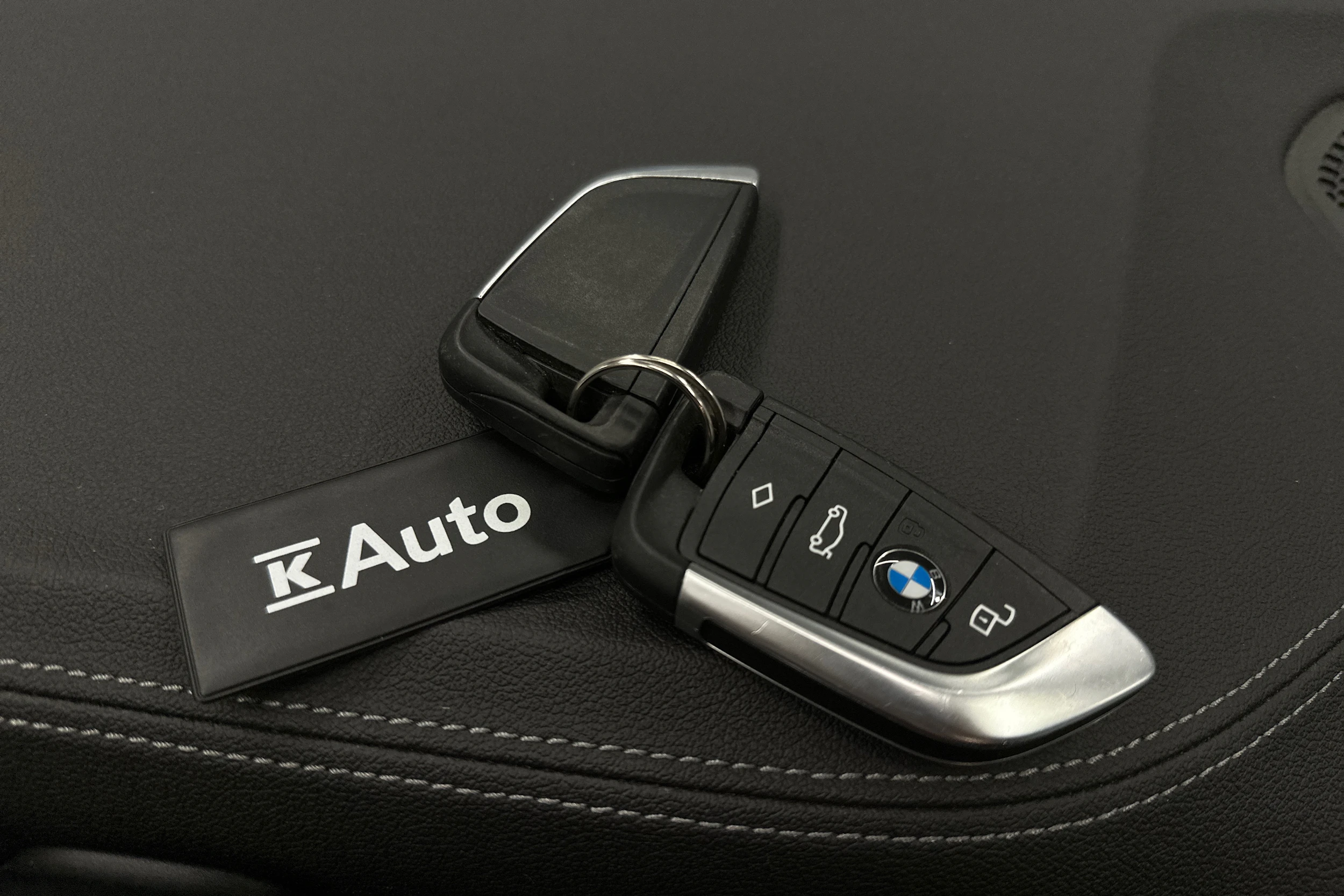 musta BMW i4 2023 kuva 39.