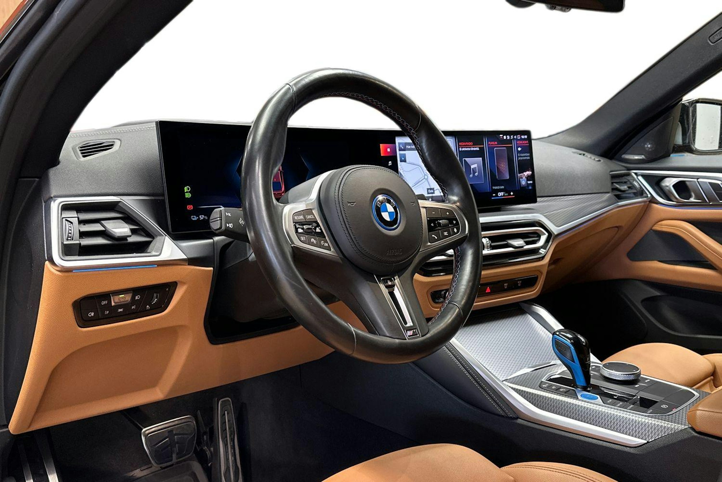 oranssi BMW i4 2023 kuva 7.