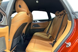 oranssi BMW i4 2023 kuva 10.