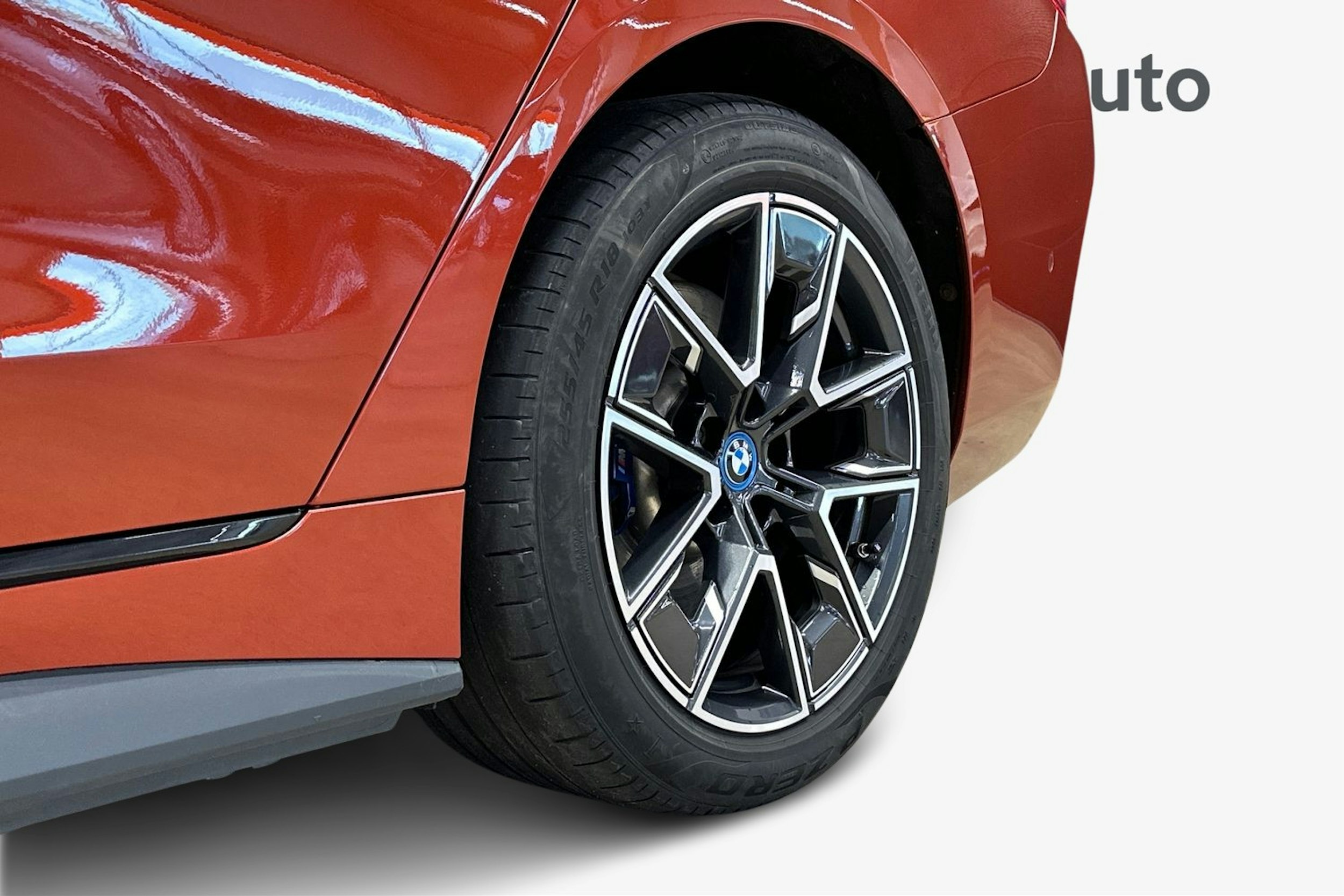 oranssi BMW i4 2023 kuva 11.
