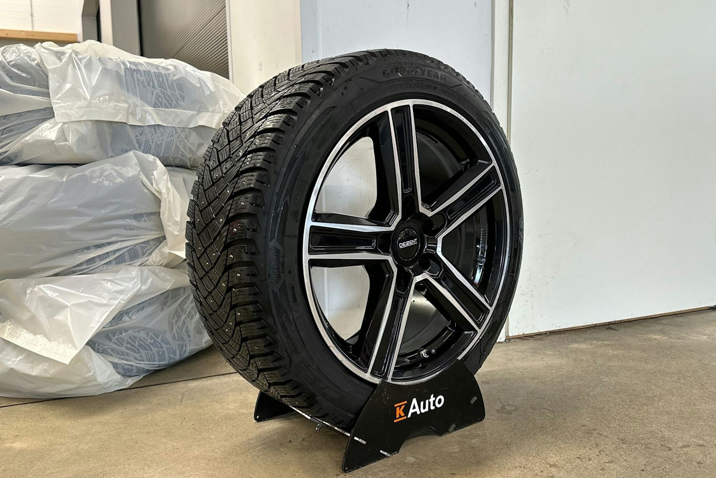 oranssi BMW i4 2023 kuva 13.