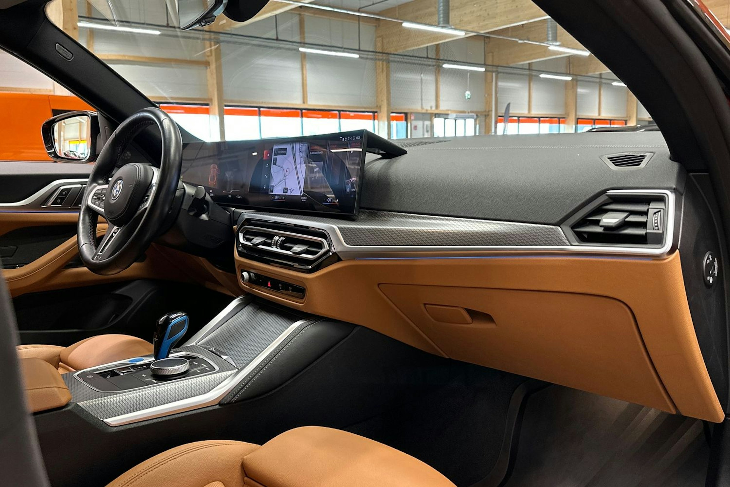 oranssi BMW i4 2023 kuva 14.