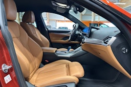 oranssi BMW i4 2023 kuva 15.