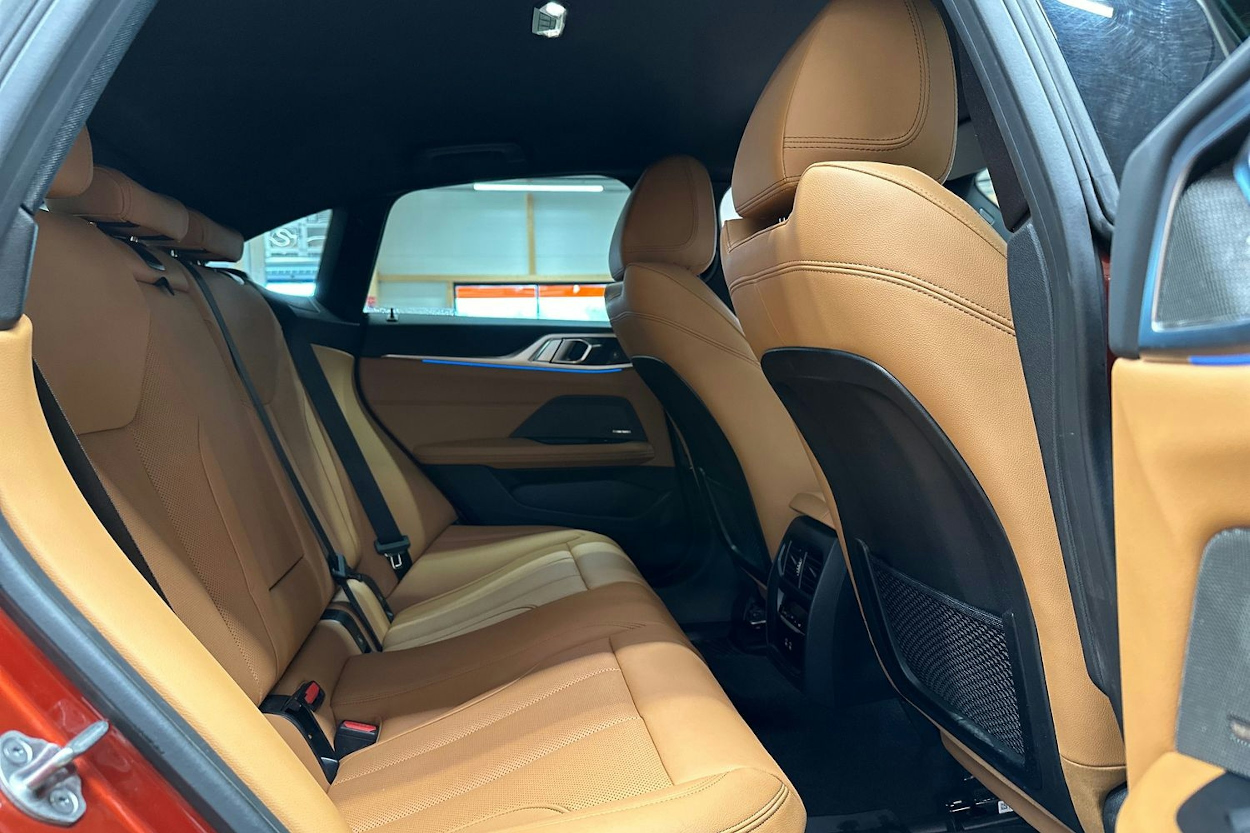 oranssi BMW i4 2023 kuva 16.