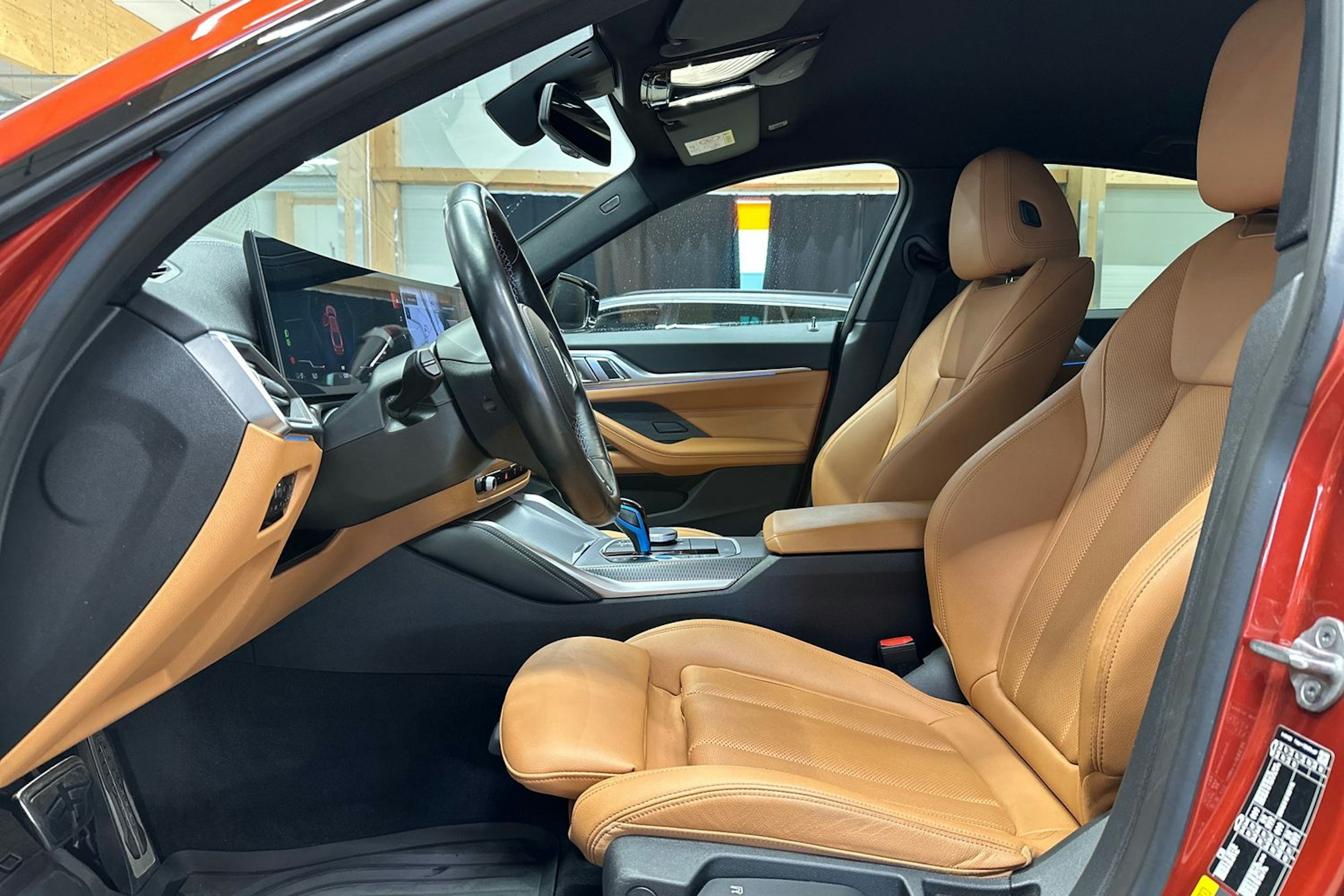 oranssi BMW i4 2023 kuva 17.