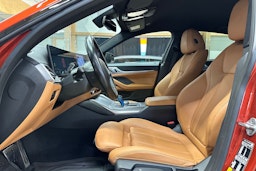 oranssi BMW i4 2023 kuva 17.
