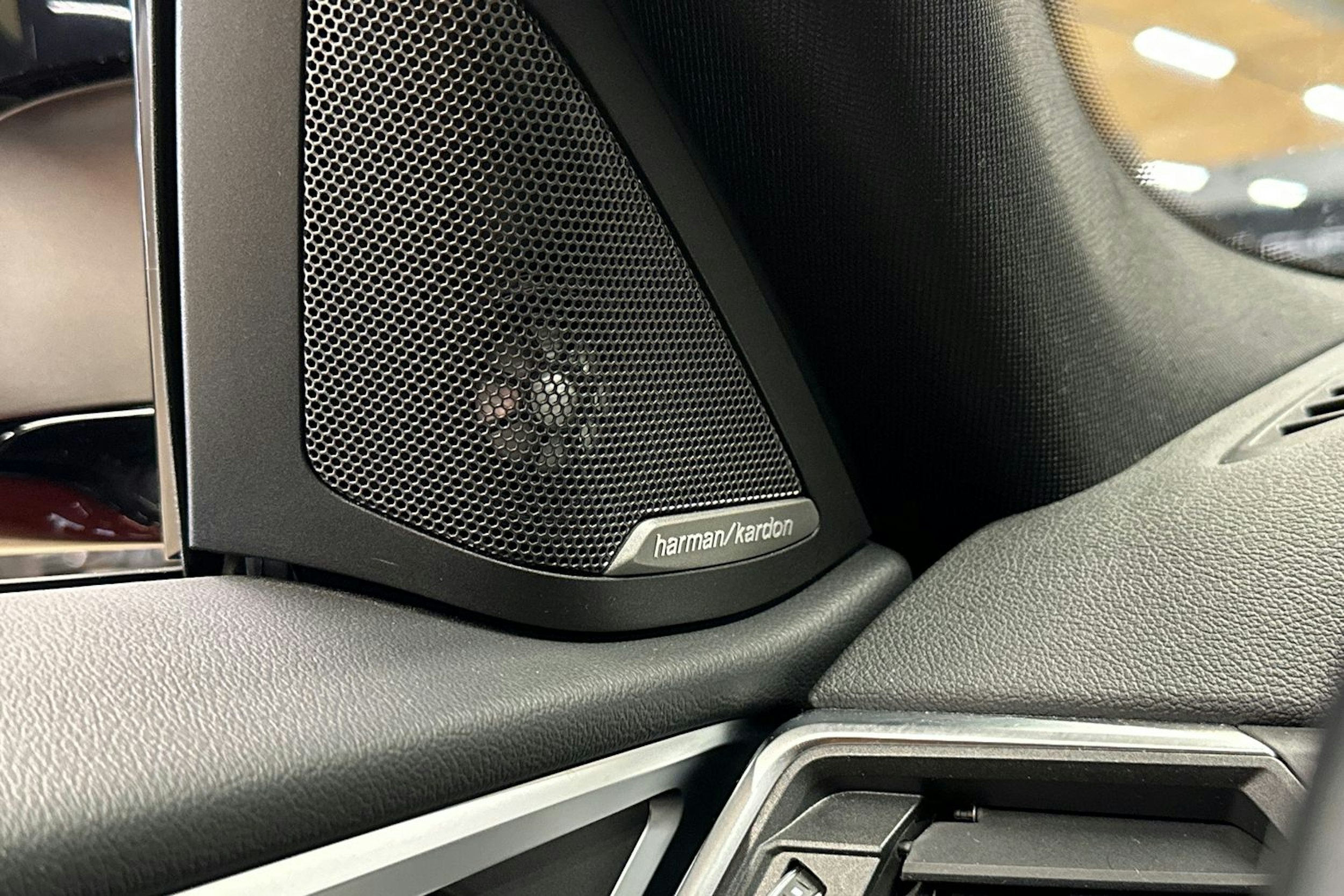 oranssi BMW i4 2023 kuva 18.
