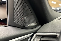 oranssi BMW i4 2023 kuva 18.