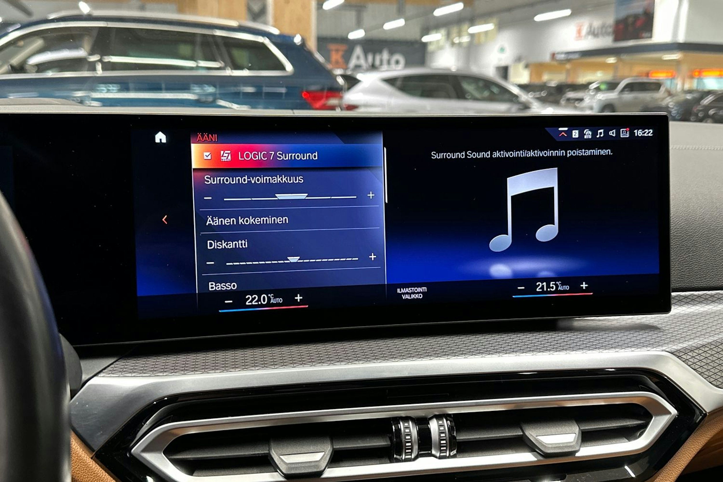 oranssi BMW i4 2023 kuva 19.