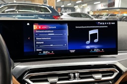 oranssi BMW i4 2023 kuva 19.