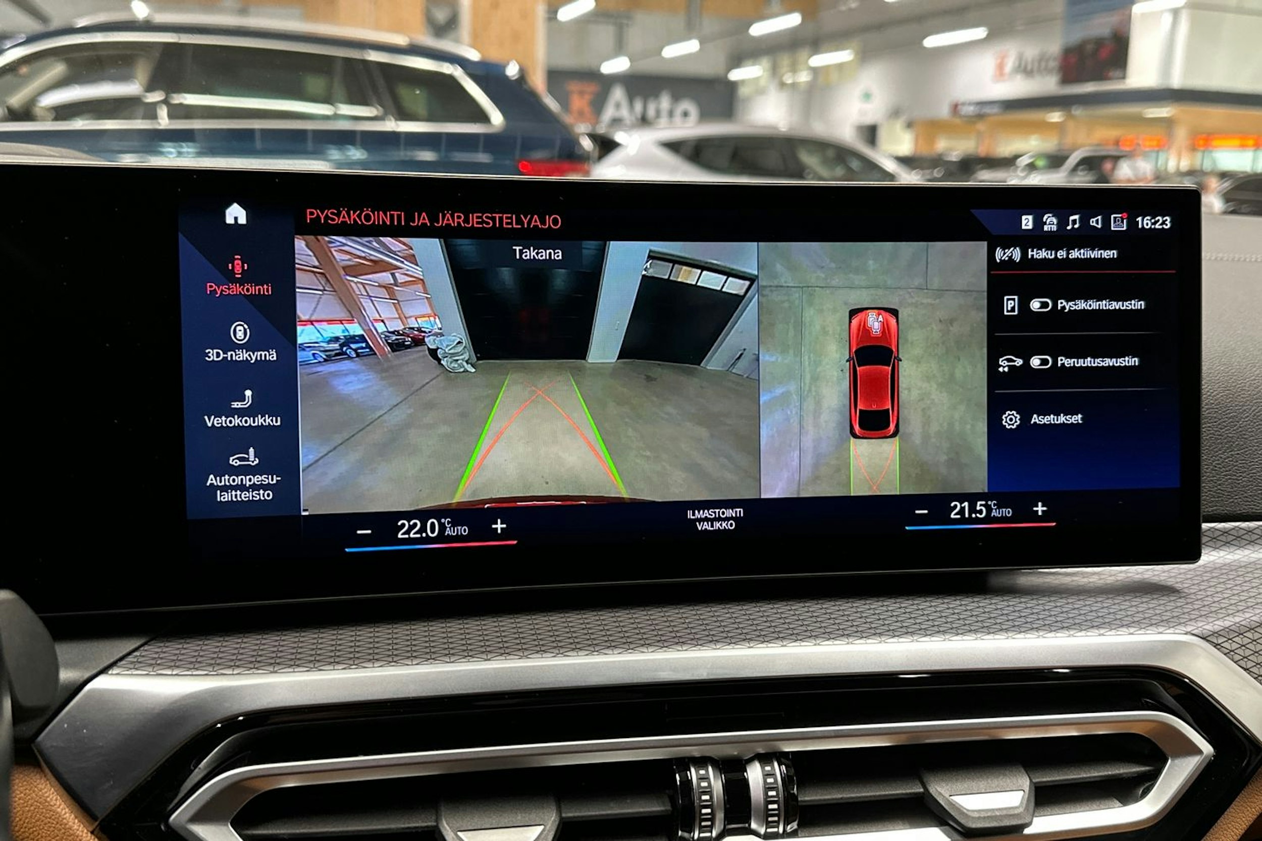 oranssi BMW i4 2023 kuva 21.