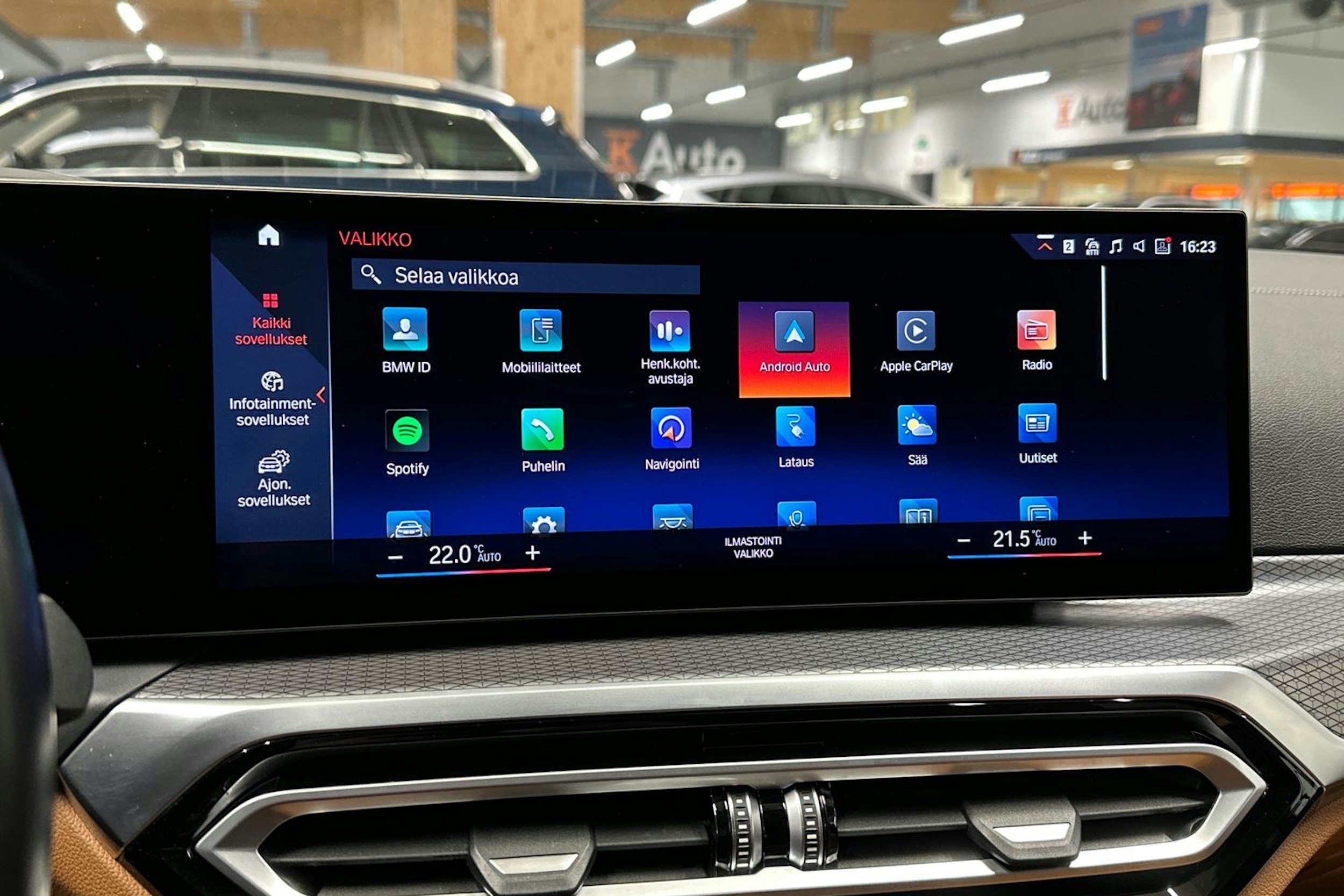 oranssi BMW i4 2023 kuva 22.