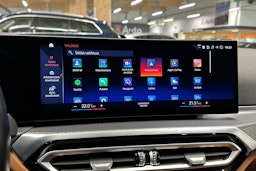 oranssi BMW i4 2023 kuva 22.