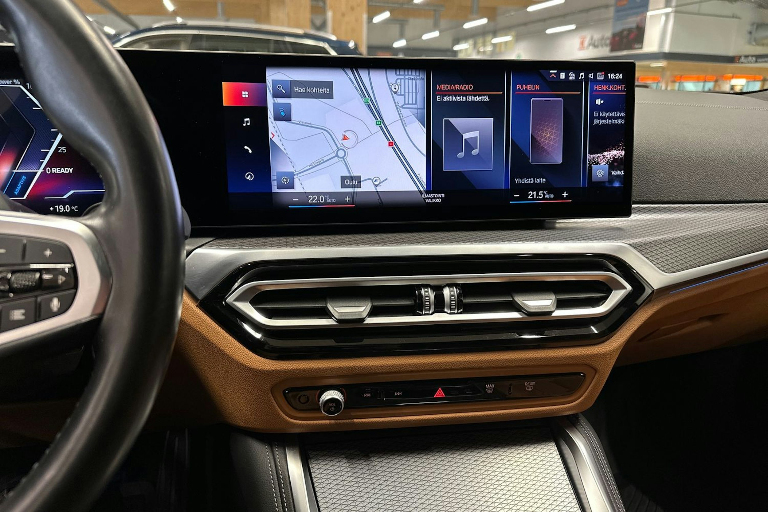 oranssi BMW i4 2023 kuva 23.