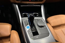 oranssi BMW i4 2023 kuva 24.