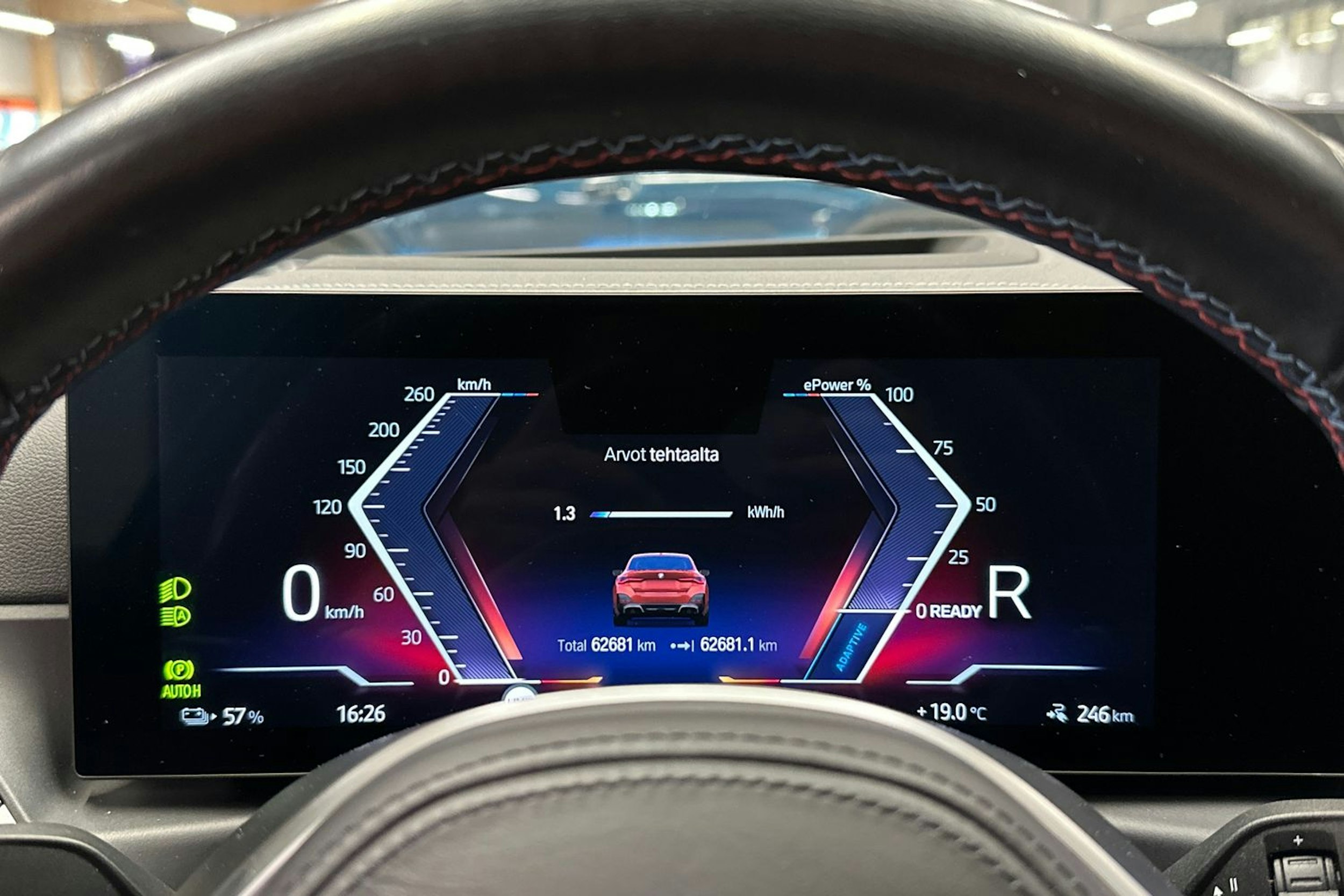 oranssi BMW i4 2023 kuva 25.